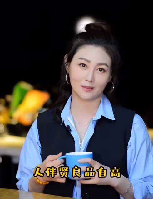 49歲「潘金蓮」王思懿曬近照!下巴尖五官怪異,磨皮濾鏡疑「變臉」失敗認不出