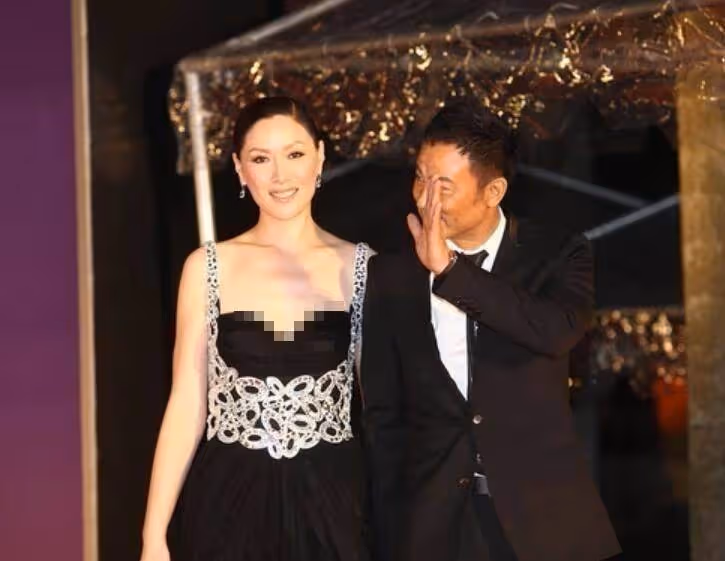 任達華的眼光真好!老婆穿薄紗裙高挑又顯貴氣,55歲仍有超模範兒