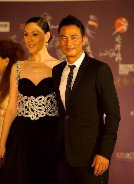 任達華的眼光真好!老婆穿薄紗裙高挑又顯貴氣,55歲仍有超模範兒