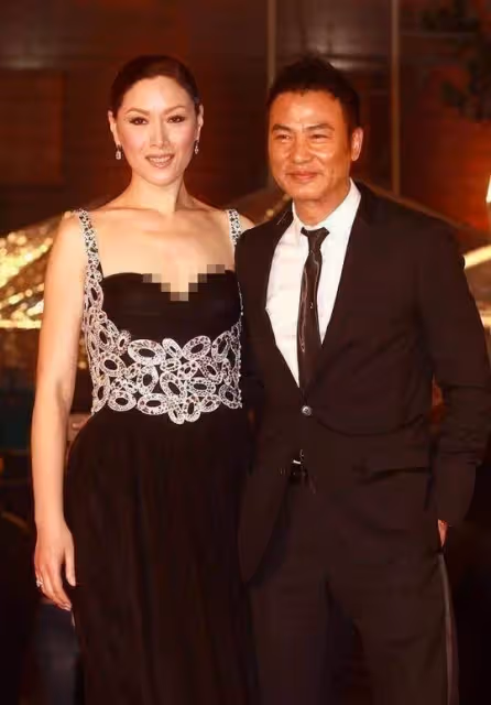 任達華的眼光真好！老婆穿薄紗裙高挑又顯貴氣，55歲仍有超模範兒