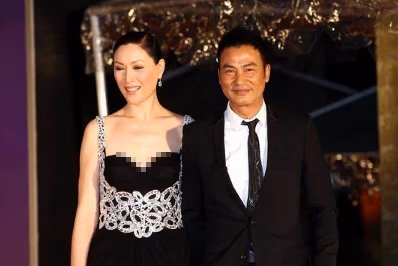任達華的眼光真好！老婆穿薄紗裙高挑又顯貴氣，55歲仍有超模範兒