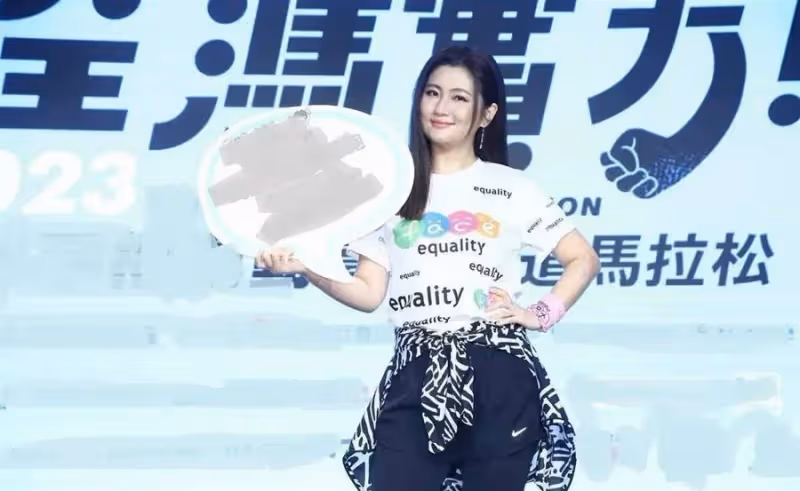 Snlina亮相馬拉松活動,穿T恤露手臂疤痕,短褲配健美褲:終於找回自信