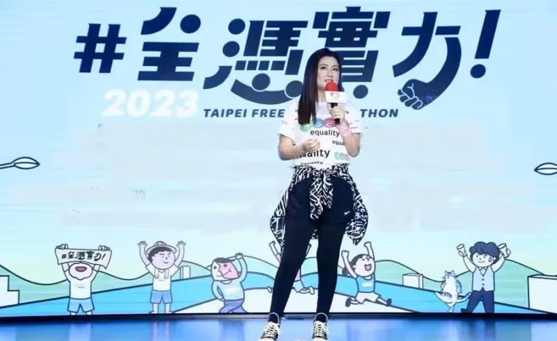 Snlina亮相馬拉松活動,穿T恤露手臂疤痕,短褲配健美褲:終於找回自信