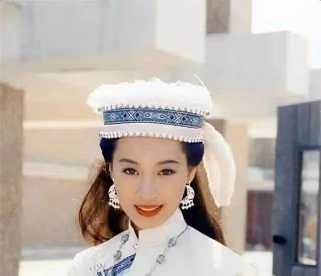 56歲「古裝皇后」黎美嫻近照曝光!美人遲暮變化大到認不出 ,網友:扮相宜古宜今,清麗脫俗❗️
