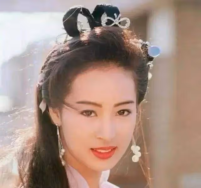 56歲「古裝皇后」黎美嫻近照曝光！美人遲暮變化大到認不出 ，網友：扮相宜古宜今，清麗脫俗❗️