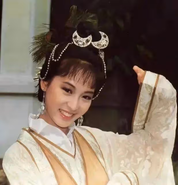 56歲「古裝皇后」黎美嫻近照曝光！美人遲暮變化大到認不出 ，網友：扮相宜古宜今，清麗脫俗❗️