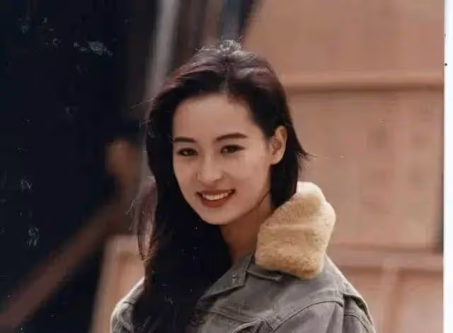 56歲「古裝皇后」黎美嫻近照曝光！美人遲暮變化大到認不出 ，網友：扮相宜古宜今，清麗脫俗❗️