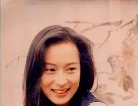 56歲「古裝皇后」黎美嫻近照曝光！美人遲暮變化大到認不出 ，網友：扮相宜古宜今，清麗脫俗❗️
