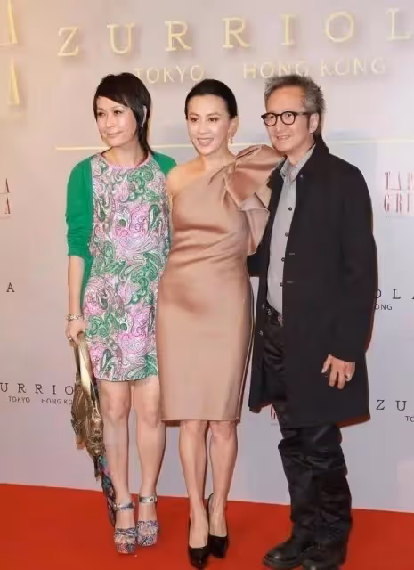 59歲葉童攜老公走紅毯,穿碎花裙不站C位,卻絲毫不輸劉嘉玲
