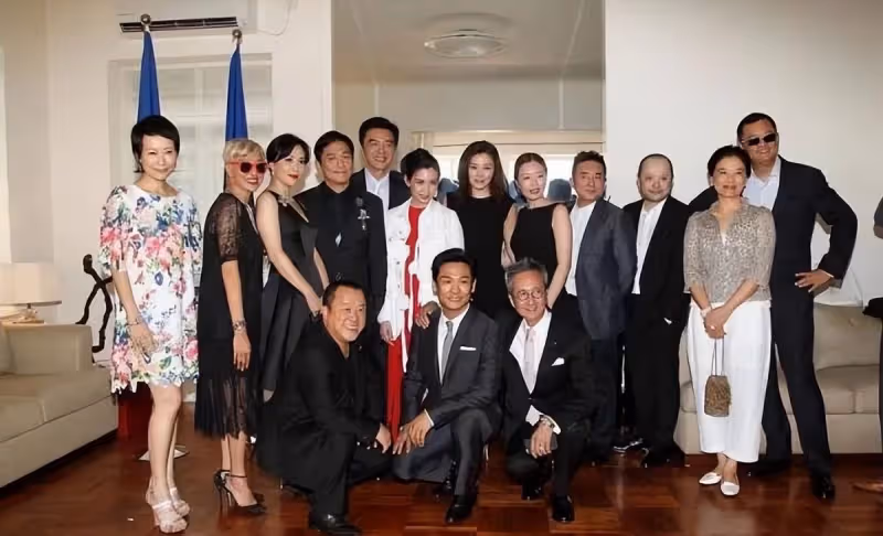 59歲葉童攜老公走紅毯,穿碎花裙不站C位,卻絲毫不輸劉嘉玲