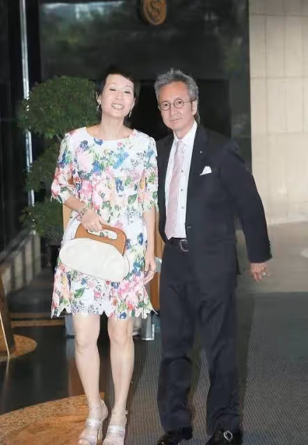 59歲葉童攜老公走紅毯,穿碎花裙不站C位,卻絲毫不輸劉嘉玲