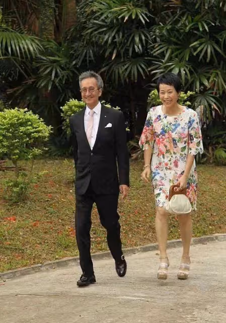 59歲葉童攜老公走紅毯,穿碎花裙不站C位,卻絲毫不輸劉嘉玲