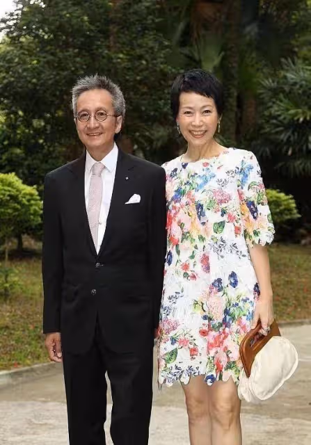 59歲葉童攜老公走紅毯,穿碎花裙不站C位,卻絲毫不輸劉嘉玲