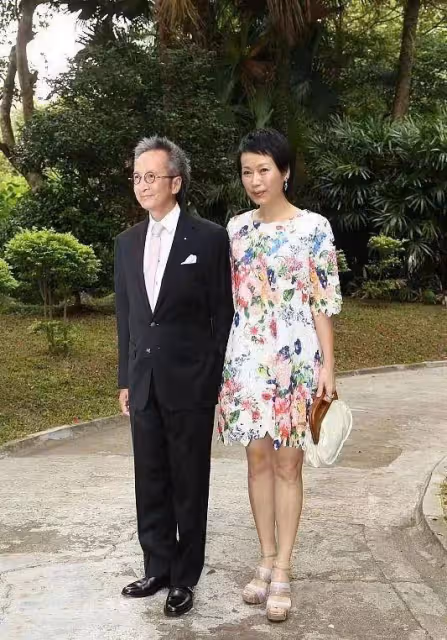 59歲葉童攜老公走紅毯,穿碎花裙不站C位,卻絲毫不輸劉嘉玲