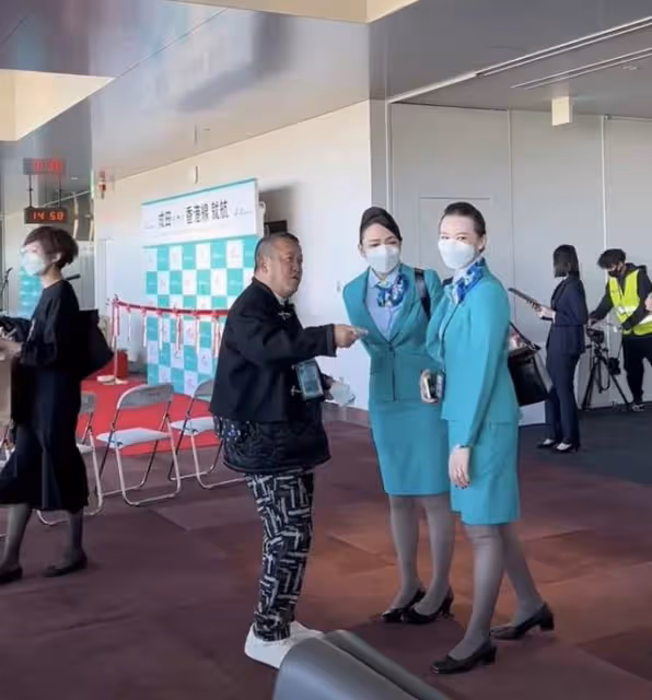 曾志偉在日本與空姐熱聊！主動摟女粉肩膀引爭議，三月前熱吻美女