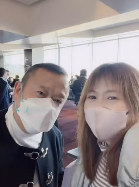 曾志偉在日本與空姐熱聊！主動摟女粉肩膀引爭議，三月前熱吻美女