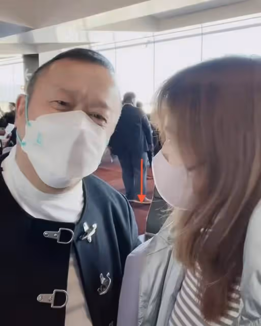 曾志偉在日本與空姐熱聊！主動摟女粉肩膀引爭議，三月前熱吻美女