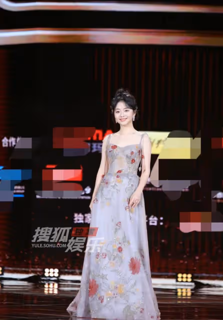 電視劇年度盛典紅毯：譚松韻造型出圈，楊蓉露事業線，李小冉顯老