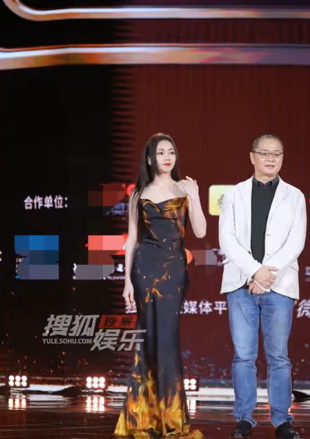 電視劇年度盛典紅毯：譚松韻造型出圈，楊蓉露事業線，李小冉顯老