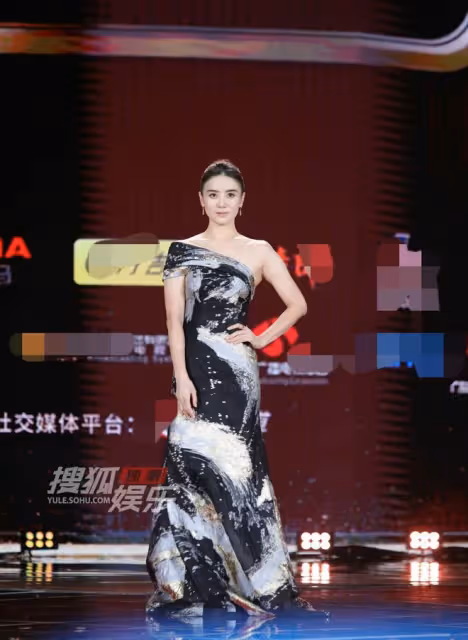 電視劇年度盛典紅毯：譚松韻造型出圈，楊蓉露事業線，李小冉顯老