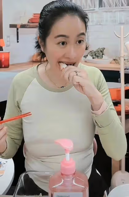 葉璇近況引爭議！素顏油頭直播，肚腩突出像懷孕，被嘲又肥又垂