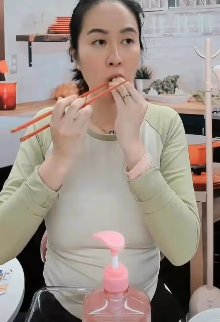 葉璇近況引爭議！素顏油頭直播，肚腩突出像懷孕，被嘲又肥又垂
