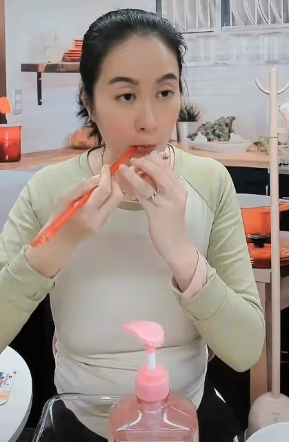 葉璇近況引爭議！素顏油頭直播，肚腩突出像懷孕，被嘲又肥又垂