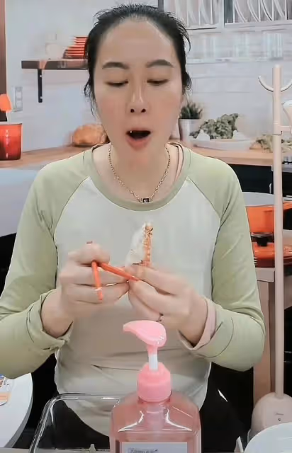葉璇近況引爭議！素顏油頭直播，肚腩突出像懷孕，被嘲又肥又垂
