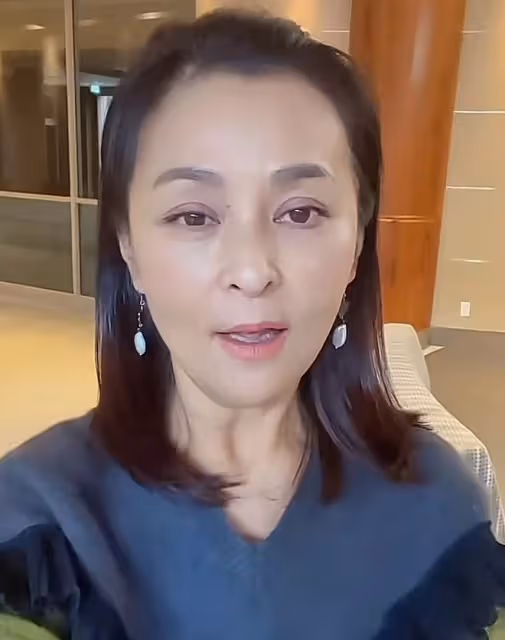 55歲何音被質疑嘴歪整容，本人發視頻澄清，稱演員的臉要留給角色