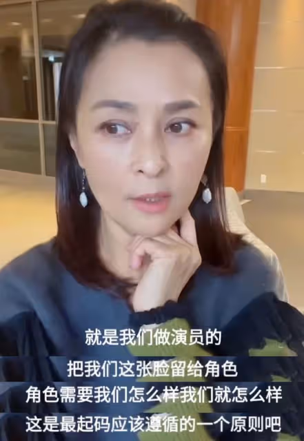 55歲何音被質疑嘴歪整容，本人發視頻澄清，稱演員的臉要留給角色