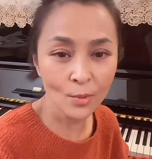 55歲何音被質疑嘴歪整容，本人發視頻澄清，稱演員的臉要留給角色