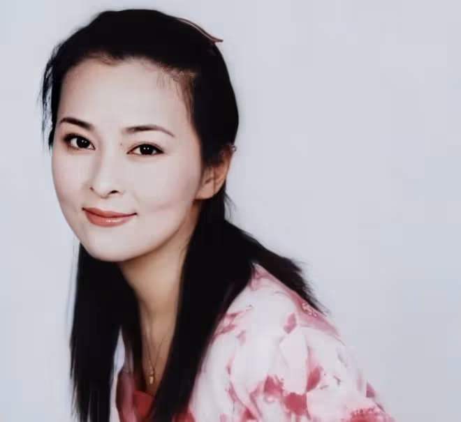 55歲何音被質疑嘴歪整容，本人發視頻澄清，稱演員的臉要留給角色