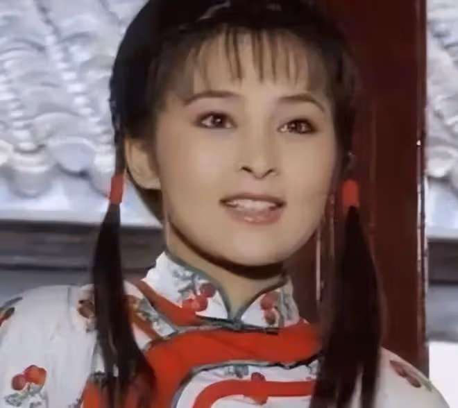 55歲何音被質疑嘴歪整容，本人發視頻澄清，稱演員的臉要留給角色