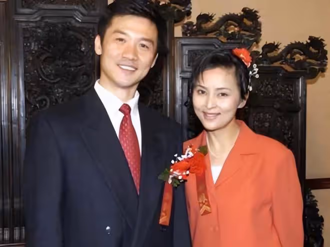 55歲何音被質疑嘴歪整容，本人發視頻澄清，稱演員的臉要留給角色