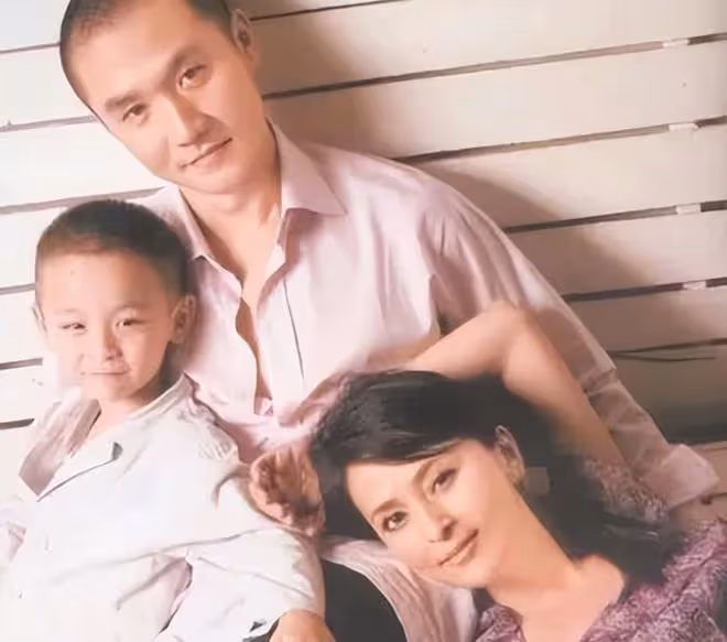 55歲何音被質疑嘴歪整容，本人發視頻澄清，稱演員的臉要留給角色