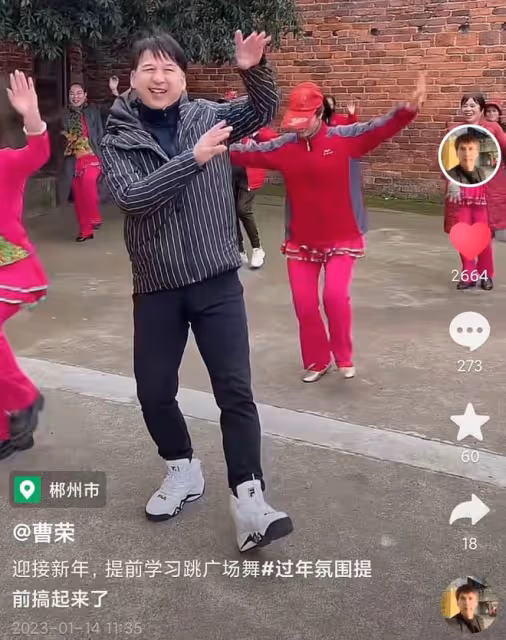 港星曹榮回湖南老家過年，農村跳廣場舞太歡樂，臉部圓潤現幸福肥