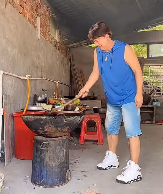 港星曹榮回湖南老家過年，農村跳廣場舞太歡樂，臉部圓潤現幸福肥