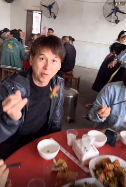 港星曹榮回湖南老家過年，農村跳廣場舞太歡樂，臉部圓潤現幸福肥