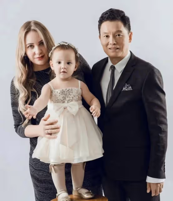 65歲周衛星最新全家福！1歲女兒穿公主裙太可愛，洋妻子氣質出眾
