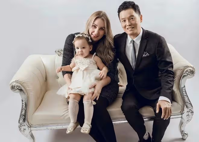 65歲周衛星最新全家福！1歲女兒穿公主裙太可愛，洋妻子氣質出眾