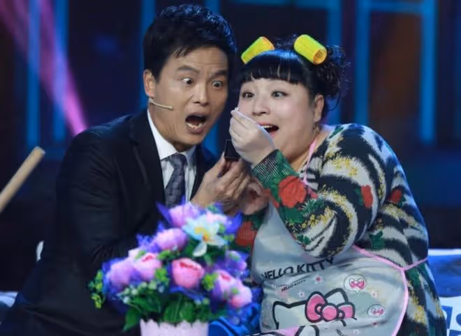 65歲周衛星最新全家福！1歲女兒穿公主裙太可愛，洋妻子氣質出眾