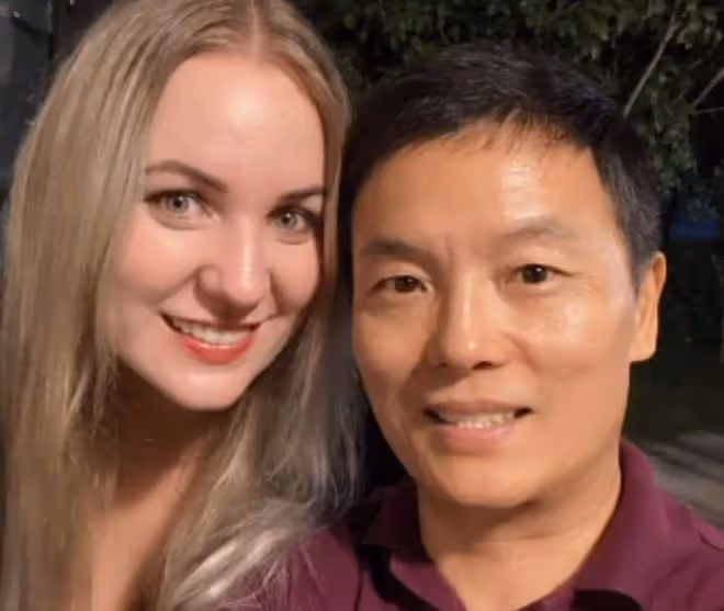 65歲周衛星最新全家福！1歲女兒穿公主裙太可愛，洋妻子氣質出眾