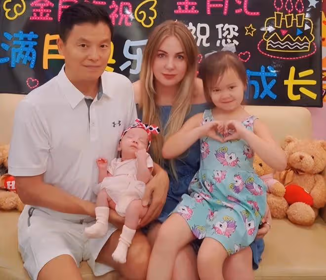 65歲周衛星最新全家福！1歲女兒穿公主裙太可愛，洋妻子氣質出眾