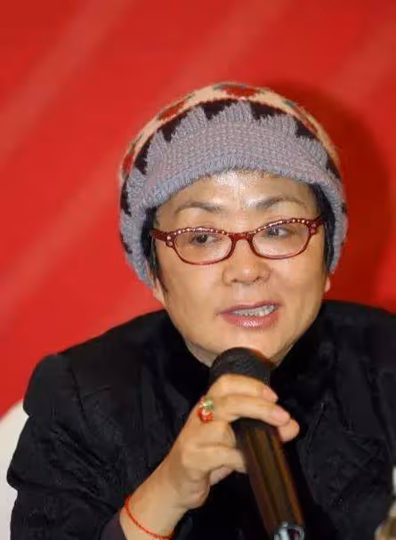著名歌唱家謝莉斯去世，晚年喪女得過腦梗，老友透露其因新冠離世