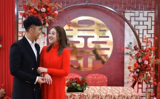 人生贏家！TVB小生與富貴太太蜜月豪游一個月，全程費用女方全包