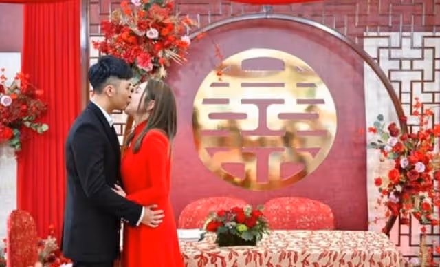 人生贏家！TVB小生與富貴太太蜜月豪游一個月，全程費用女方全包
