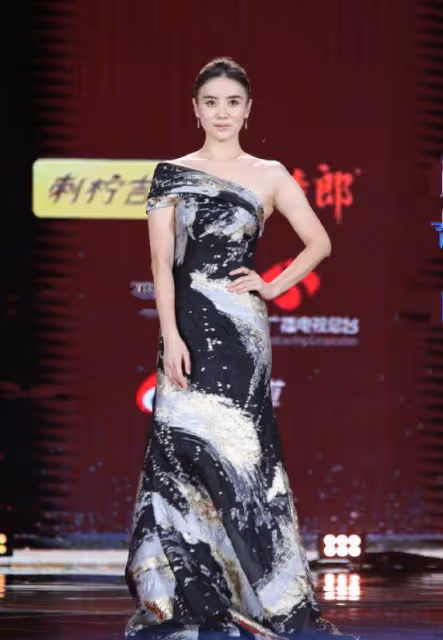 開年紅毯來襲！楊蓉肉感十足，李小冉白到發光，宋佳又黑又壯
