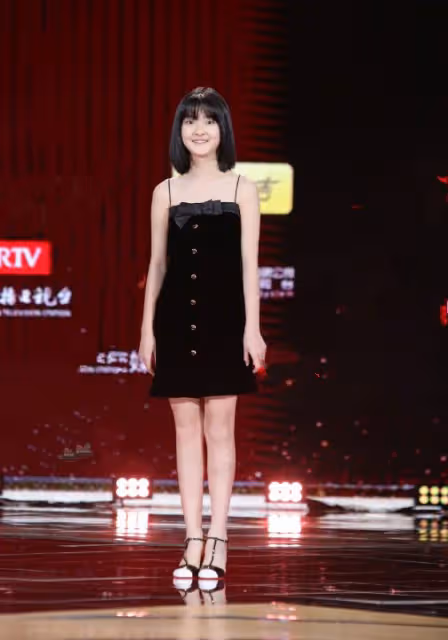 開年紅毯來襲！楊蓉肉感十足，李小冉白到發光，宋佳又黑又壯
