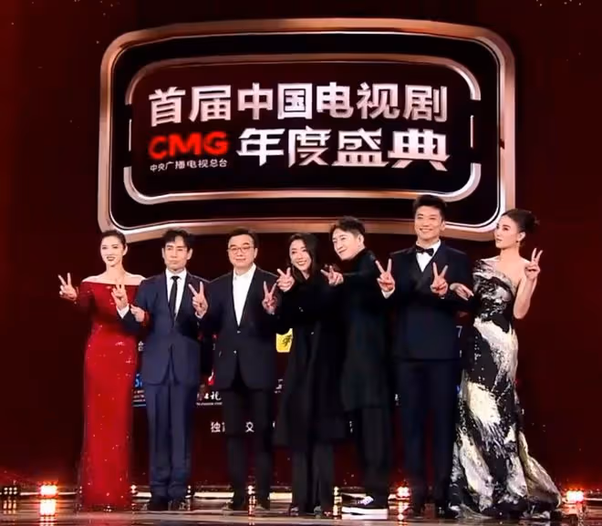開年紅毯來襲！楊蓉肉感十足，李小冉白到發光，宋佳又黑又壯