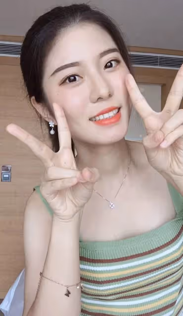 孟晚舟罕見與網紅合影，瘦成錐子臉模樣認不出，顏值驚艷疑做醫美